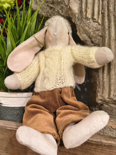 Conejo de trapo con gorro