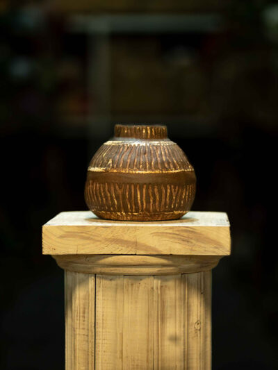 Vasija cerámica bajo marrón