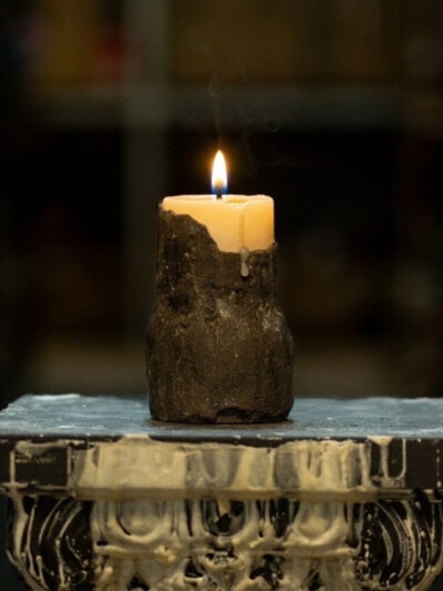 Vela base cemento grande negra