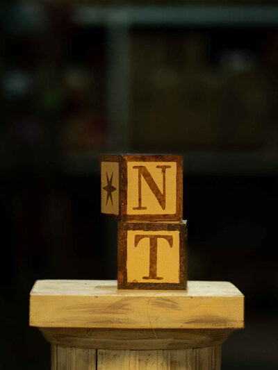 Dados de madera grande letras marron