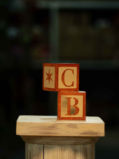 Dados de madera grande letra roja