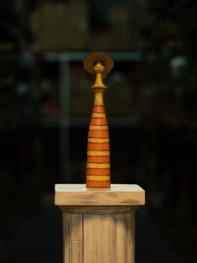 Dama con sombrero chica naranja rayada