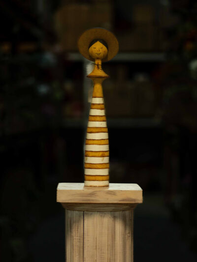 Dama con sombrero grande blanca rayada