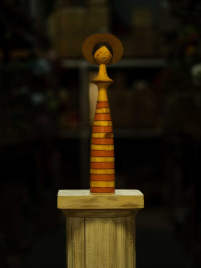 Dama con sombrero grande naranja rayada