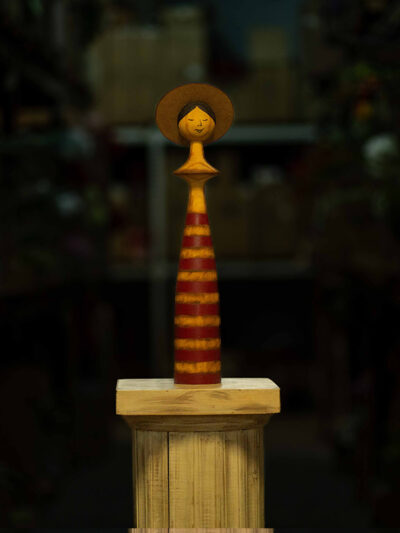 Dama con sombrero grande roja rayada