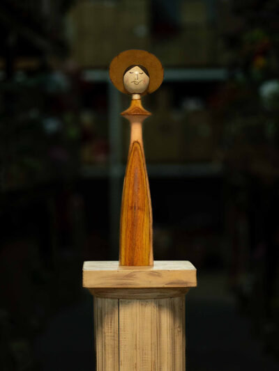 Dama con sombrero grande naranja