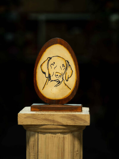 Figura pintada en madera labrador