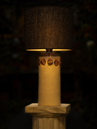 Lampara ceramica con botones blanca