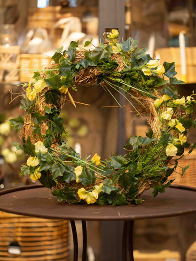 Corona armada con rosa cerrada amarilla