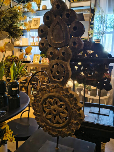Totem doble con soporte de hierro