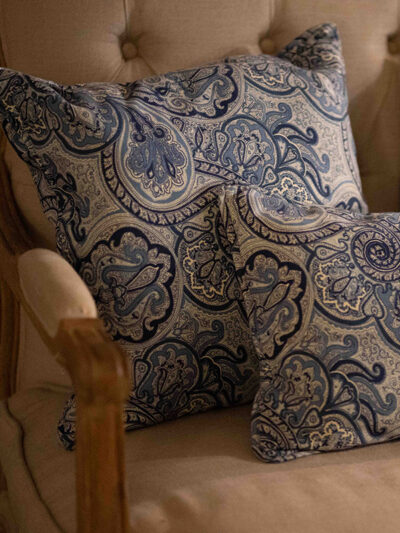 Almoahda cuadrada con diseño azul