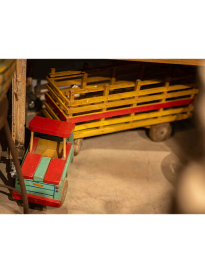 Juguete camion de madera antiguo