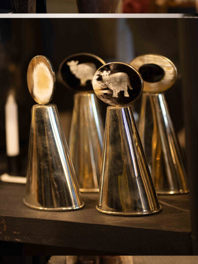 Campana grande con asta