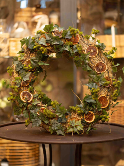 Corona de paja armada con rodajas de naranjas