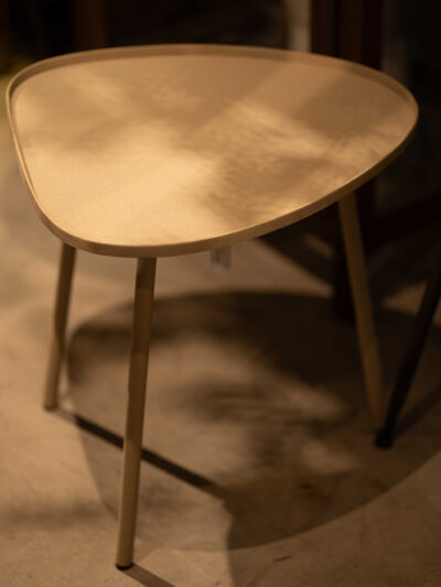 Mesa ratona ocre de chapa