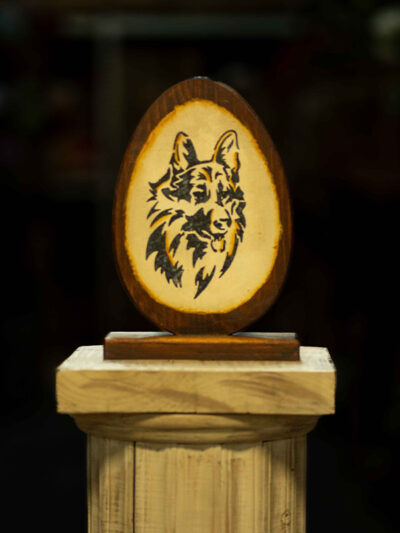 Figura pintada en madera pastor aleman