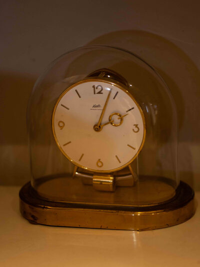 Reloj dorado con campana antiguo