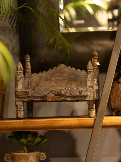 Posa pies de madera clara