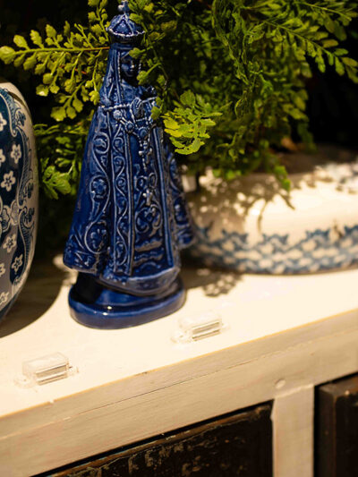 Virgen de ceramica azul