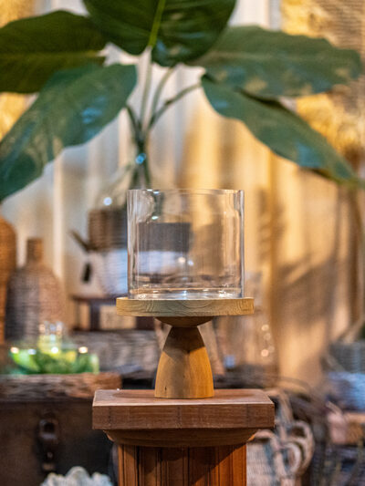 Fanal de vidrio con pie de madera alto