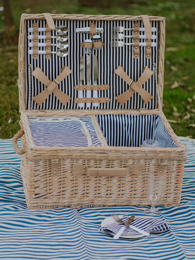 Canasta para 4 personas con cooler azul a rayas