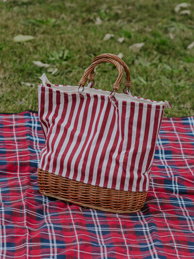 Bolso termico con base y asas de mimbre rojo con rayas