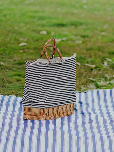 Bolso termico con base y asas de mimbre tela azul con rayas