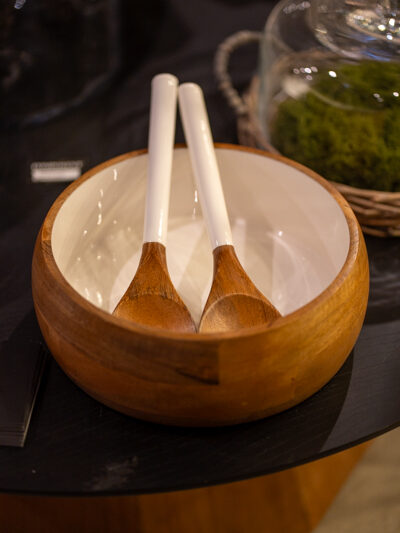 Ensaladera con cubiertos