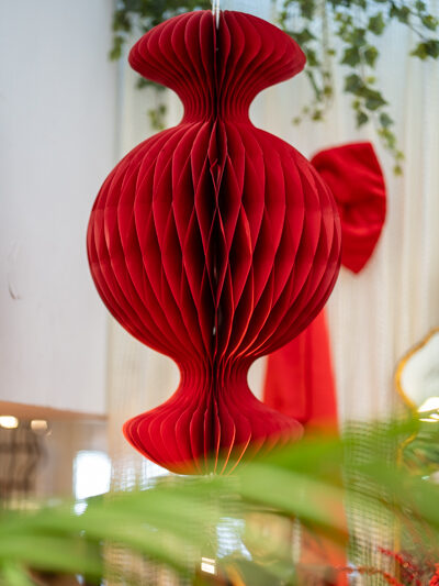 Colgante de papel rojo caramelo