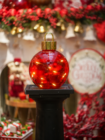 Bola roja de vidrio con luz