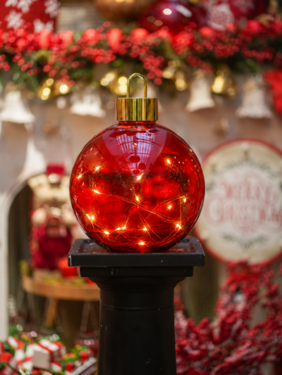 Bola roja de vidrio con luz