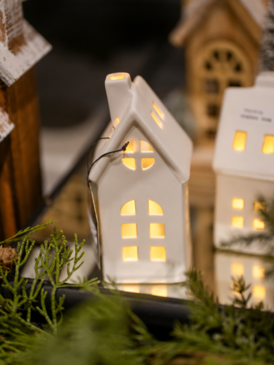 Casita blanca con luz