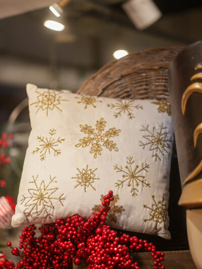 Cojin blanco y dorado con copos de nieve