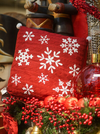 Cojin rojo con copos de nieve