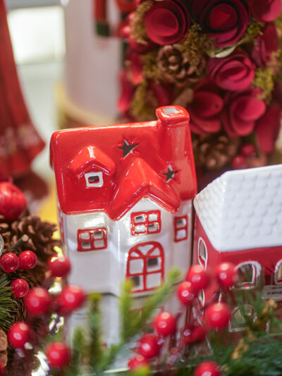 Casita ceramica techo rojo Led