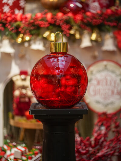 Bola roja de vidrio con luz