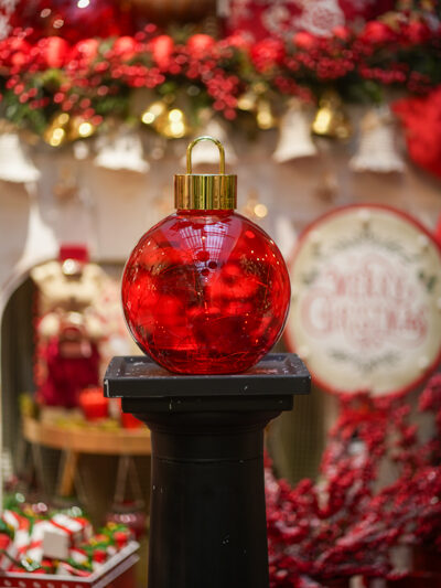Bola roja de vidrio con luz