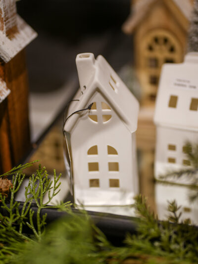 Casita blanca con luz