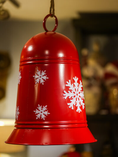 Campana roja con copos de nieve